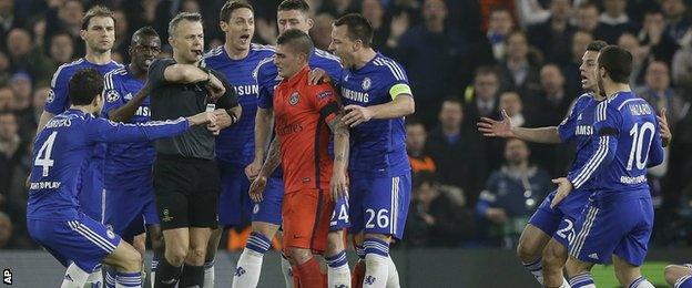 Chelsea players surround referee Bjorn Kuipers