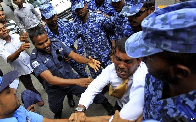 Mohamed Nasheed is dragged into court by police - 23 February 2015