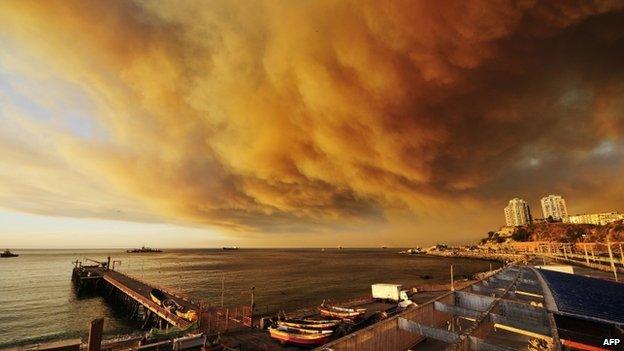 Smoke billows over Valparaiso, Chile. 14 March 2015