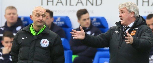 Hull manager Steve Bruce (right)