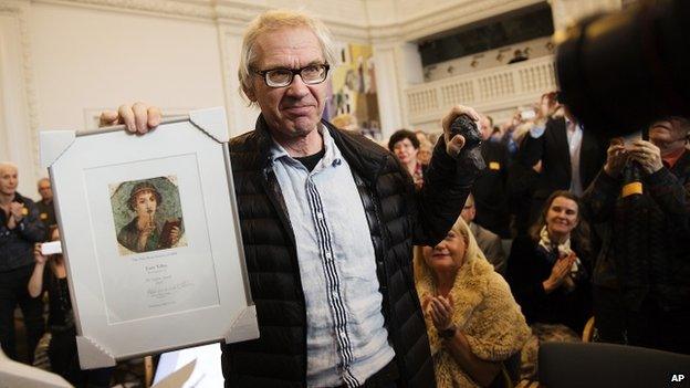 The Swedish cartoonist, Lars Vilks, holds up his Danish Printing Society"s Sappho Prize, 14 March 2015