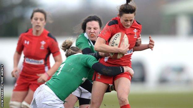 Wales' Laurie Harries is tackled by Alison Miller and Paula Fitzpatrick