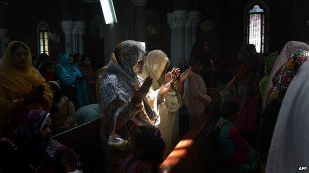 Pakistani Christians praying at Easter