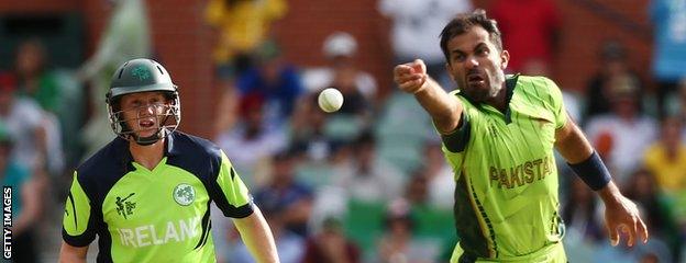 Wahab Riaz misses a caught-and-bowled chance