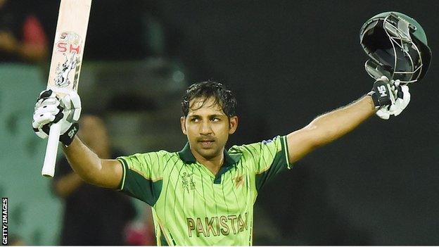 Sarfraz Ahmed celebrates his century