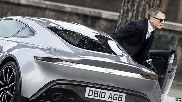 Daniel Craig as Bond