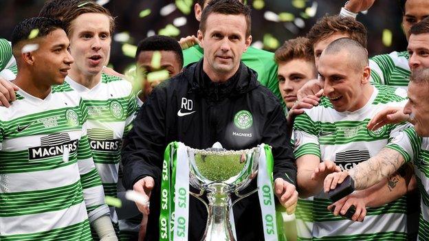 Ronny Deila lifts the cup with the Celtic team