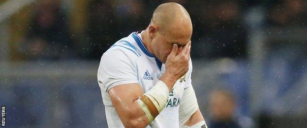 Sergio Parisse trudges off holding his face in his hands