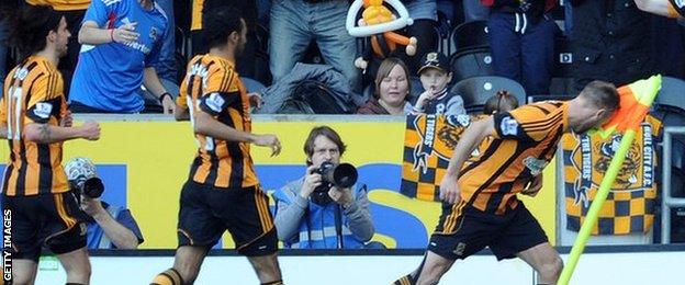 Hull City's David Meyler headbutts corner flag