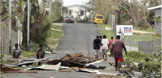 People on a road outside the hospital in Port Vila, Vanuatu (15 Mach 2015)