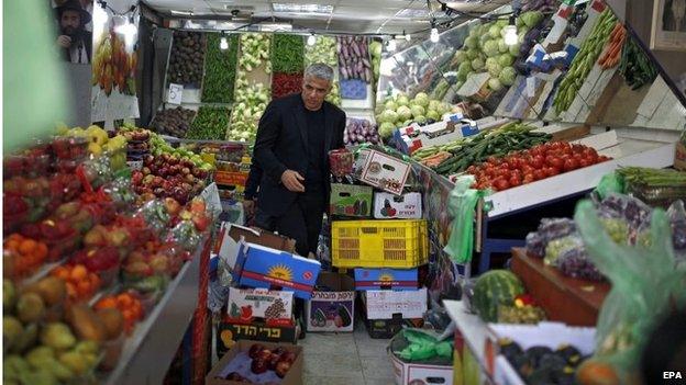 Yesh Atid leader Yair Lapid in a supermarket in Ashdod (15/03/15)