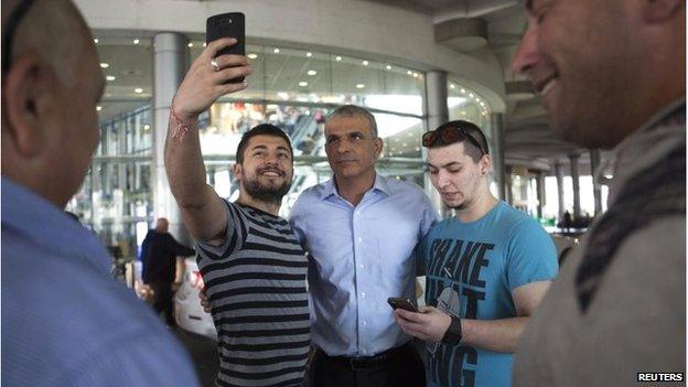 Moshe Kahlon (centre) poses for a photograph in Tel Aviv (15/03/15)