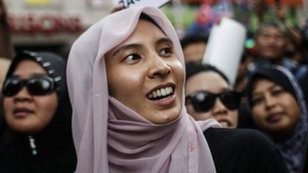 Nurul Izzah (C), daughter of Malaysian opposition leader Anwar Ibrahim, joins a "Kita Lawan" (Fight Back) rally in Kuala Lumpur, Malaysia, 7 March 2015