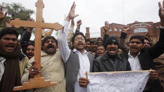 People from the Christian community attend a protest, to condemn suicide bombings which took place outside two churches in Lahore, in Peshawar, 16 March 2015.