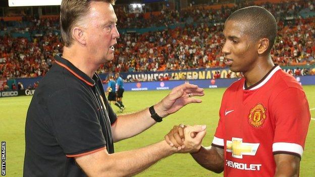 Ashley Young (r) and Louis van Gaal