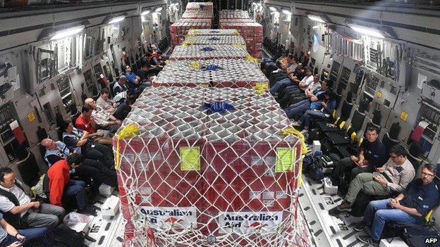 An Australian RAAF C-17 Globemaster plane full of aid on the way to Vanuatu's airport in the capital Port Via (15 March 2015)