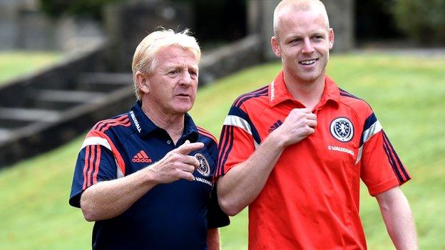 Gordon Strachan chats to Steven Naismith