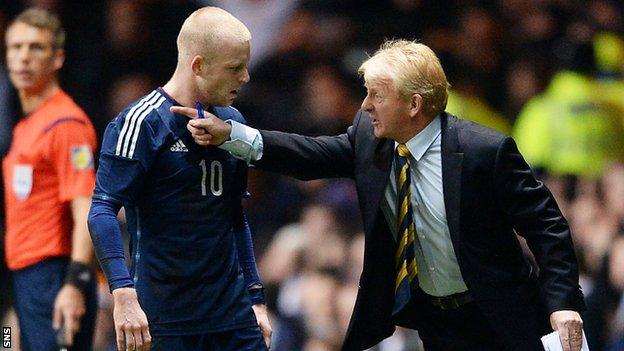 Steven Naismith passes instructions to Gordon Strachan