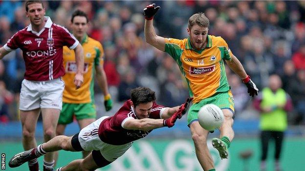 Slaughtneil's Chrissy McKaigue attempts to block a Michael Lundy shot