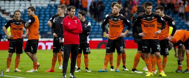 Dundee United players and manager Jackie McNamara looking dejected