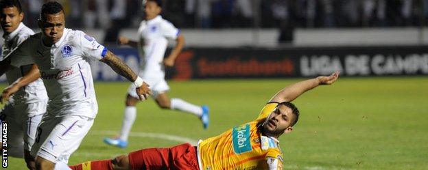 Arnold Peralta (left) in action for Olimpia in the Concacaf Champions League