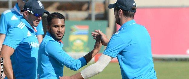 Adil Rashid (centre)