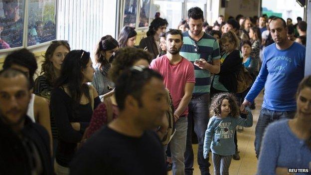 Israeli voters wait in line at a polling station in Tel Aviv 17 March 2015