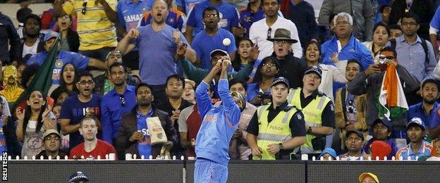 Shikhar Dhawan juggles the ball but takes the catch to dismiss Bangladesh batsman Mahmudullah