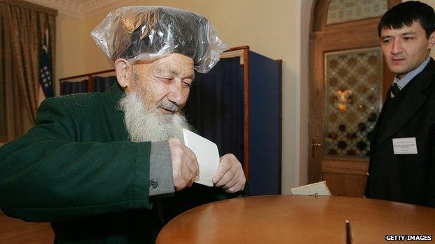 Uzbek man casts vote in 2007 elections 23 December 2007