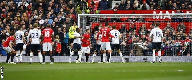 Michael Carrick heads home Manchester United's second goal against Tottenham