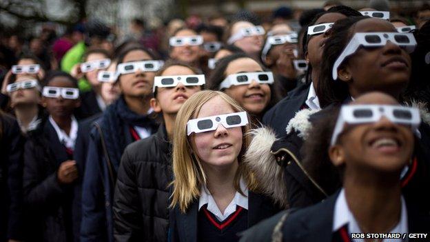 children watching the eclipse