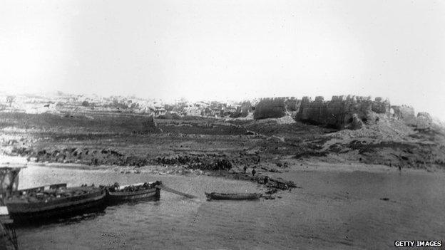 Seaborne troops anding on V Beach at Gallipoli from the troop ship, the 'River Clyde', during an amphibious attack on the Dardanelles area of Turke