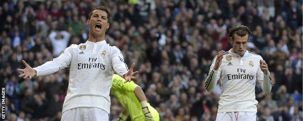 Cristiano Ronaldo reacts angrily when Gareth Bale chooses not to pass to him against Espanyol