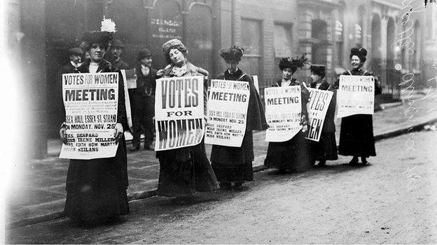 Cafodd rai o'r Suffragettes eu harestio am wisgo trwsus