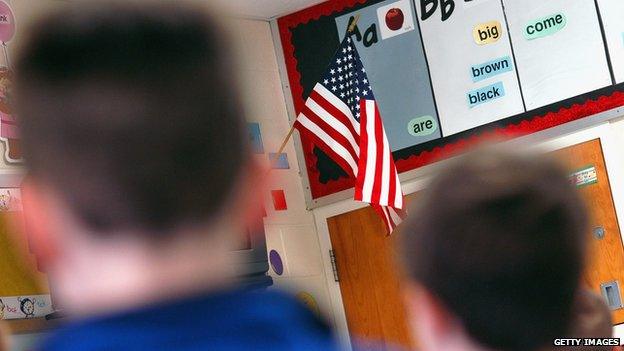 Students pledging allegiance to the US flag