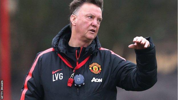 Louis van Gaal refereeing in training