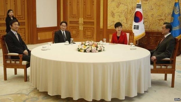 South Korean Foreign Minister Yun Byung-Se, Japanese Foreign Minister Fumio Kishida, South Korea President Park Geun-Hye and Chinese Foreign Minister Wang Yi attend during their meeting at the Presidential Blue House in Seoul, South Korea, 21 March 2015