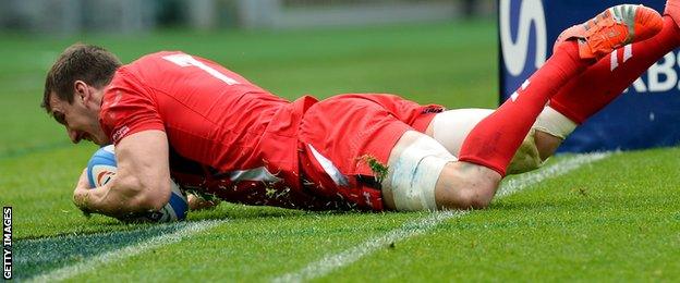 Wales skipper Sam Warburton scores against Italy