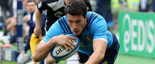 Leonardo Sarto scores a late try against Wales