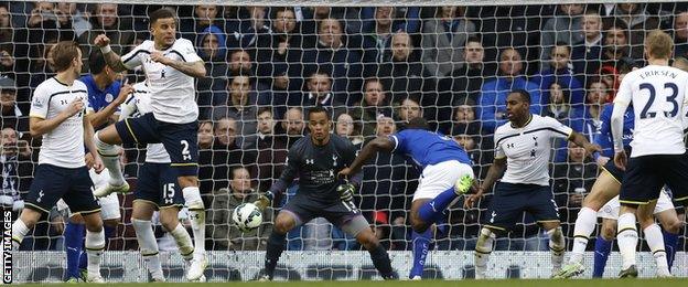 Leicester defender Wes Morgan heads in against Tottenham