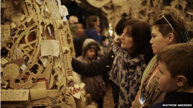 During the seven days it was open to the public, more than 60,000 people visited the structure, leaving personal messages