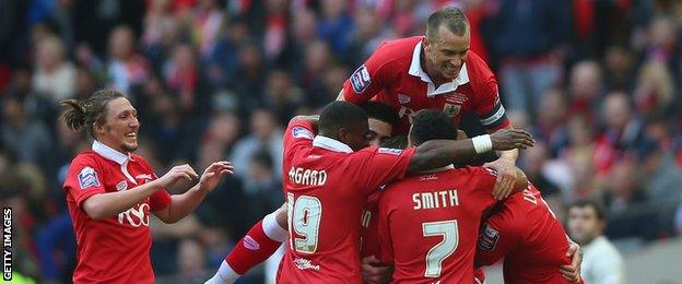 Bristol City players celebrate Aden Flint's opener