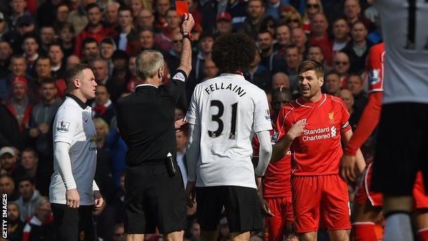 Steven Gerrard receives red card against Manchester United