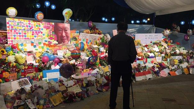 Retiree Lawrence Hee, 68, looks at tributes to Mr Lee at Singapore General Hospital