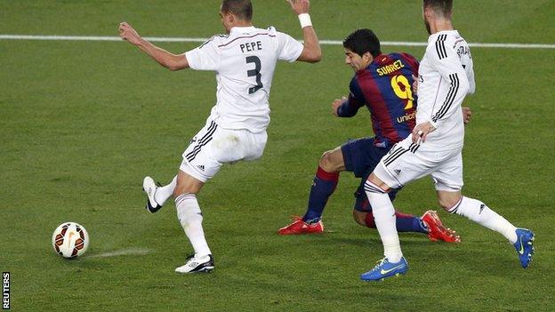 Barcelona 2-1 Real Madrid: Luis Suarez scores