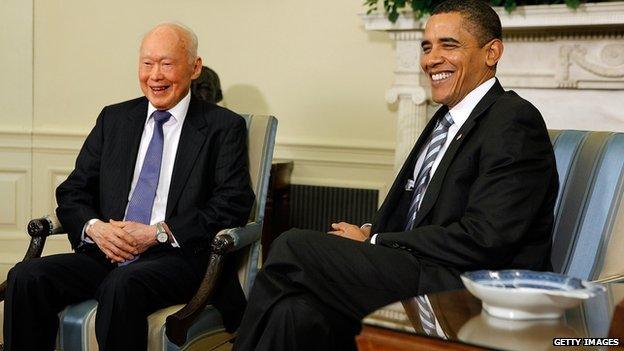 US President Barack Obama (R) meets Lee Kuan Yew of Singapore in the Oval Office at the White House on 29 October 2009 in Washington, DC