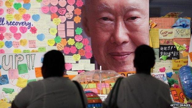 Hospital staff mourn the passing of former Prime Minister Lee Kuan Yew outside the Singapore General Hospital on 23 March 2015 in Singapore