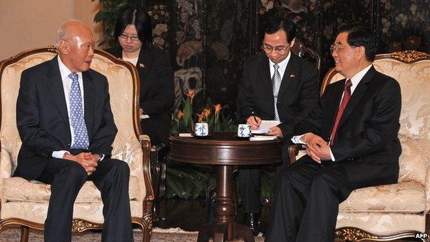 Singapore Minister Mentor Lee Kuan Yew (L) talks to Chinese President Hu Jintao (R) on 11 November 2009