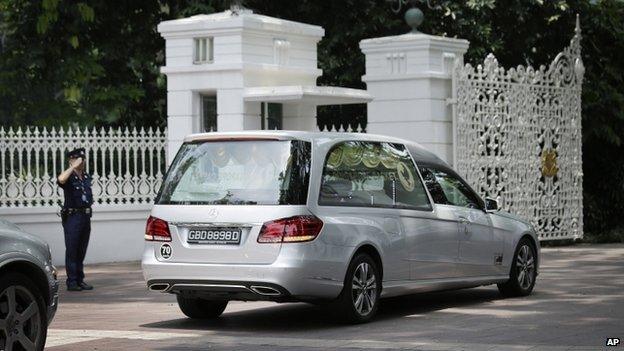 A hearse carrying the coffin of the late Lee Kuan Yew enters the gates of the Istana on 23 March 2015