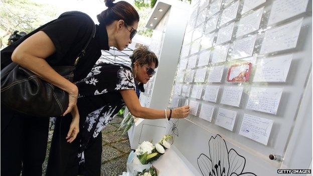 People place condolence cards outside the Istana main gate following the passing of former Prime Minister Lee Kuan Yew on 23 March 2015 in Singapore.